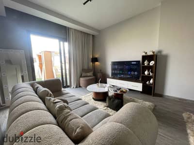 Furnished hotel studio for rent in Casa, Beverly Hills with golf view & large terrace. Available now! Contact via WhatsApp.
