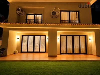 Duplex with private garden in Casa Beverly Hills. 3 beds, 3 baths, private entrance & parking. Available for long/short terms.