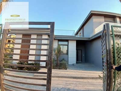I'm selling the villa due to necessity; it's in a prime location directly on the Golden Line.