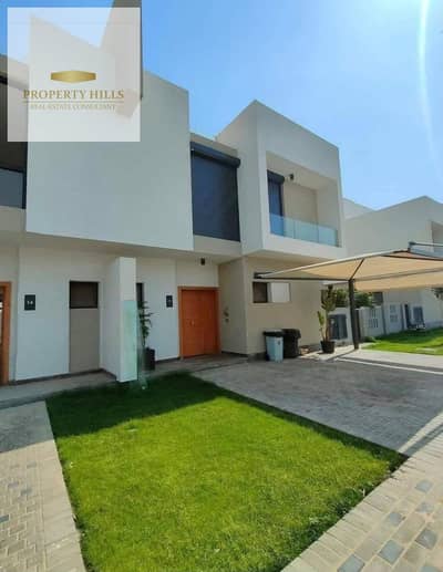 Villa for sale in el shorouk ready for viewing with best price and discount |220m²  Details:  Unit Type: town house  Built-up Area: 220m²  Ready for immediate viewing   Project Features:  Prime strategic location on Cairo–Ismailia Road  Modern architectur
