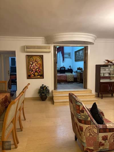 فرصة سكنية واستثمارية استثنائية – شقة واسعة 180 متر (عمارة على الناصية) بالدور الثامن (ليس الأخير) في حي السفارات امتداد عباس العقاد بقلب مدينة نصر!