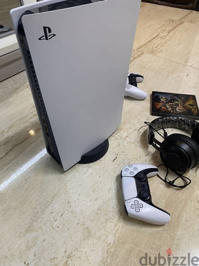 Ps5 disc مع الدراعين ومشتملات اخرى