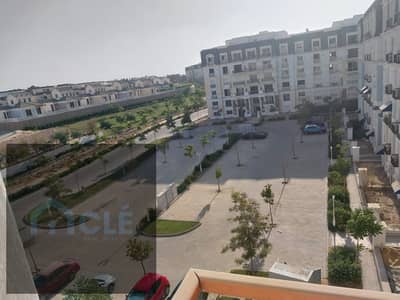 شقة مميزة للبيع في موقع مميز و بسعر تنافسي باحد ارقى كمبوندات القاهرة الجديدة كمبوند ماونتن فيو , مساحة 165 م تشمل 3 غرف نوم و 3 حمام , الصيانة مدفوعة