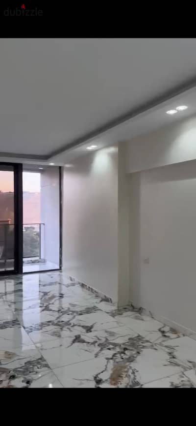 شقه ايجار جديد بالتكييفات والمطبخ وباكيه الجراج في ريحانه افينو معمار المرشدي بزهراء المعادي امام النادي بسعر مميز