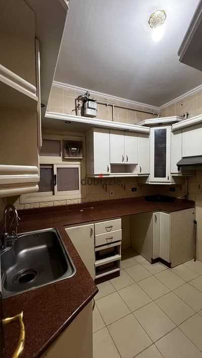 شقة للبيع دور اول بأسانسير في النرجس عمارات التجمع متشطبة وبها المطبخ و تكييفات