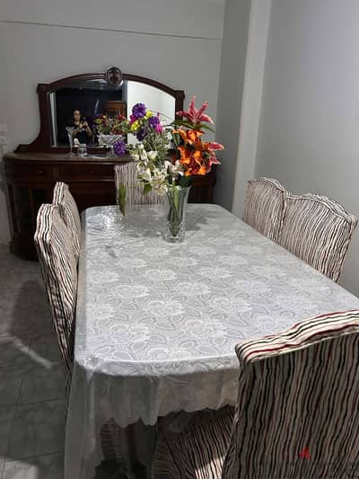 غرفة سفرة كاملة كلاسيك بحالة ممتازlة جداً.   full dining room