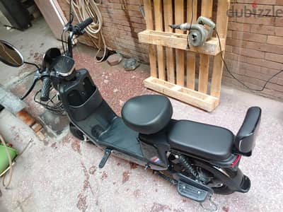 للبيع اسكوتر كهربائي Black Tiger بالبطارية كسر زيرو
