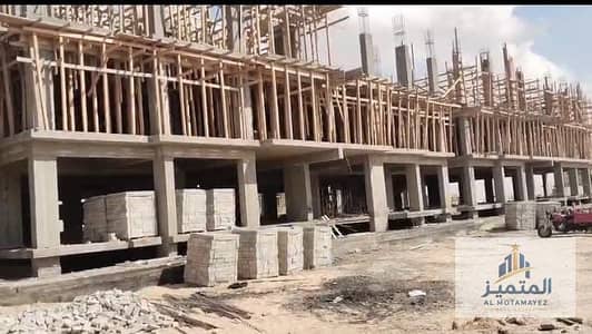 كمبوند متكامل الخدمات في العبور الجديده في مدخل المدينه تاني قطعه ارض علي مساحه 22فدان استلام المرحله الاولي سنه 2027 شقه مساحه 165م 3 غرف و 2 حمام. . .