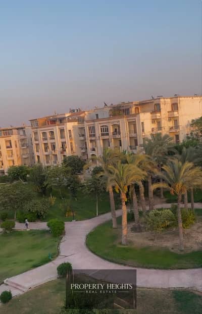 شقة مميزة بتراس واسع، مثالية لحياة مريحة في كمبوند حدائق المهندسين.
