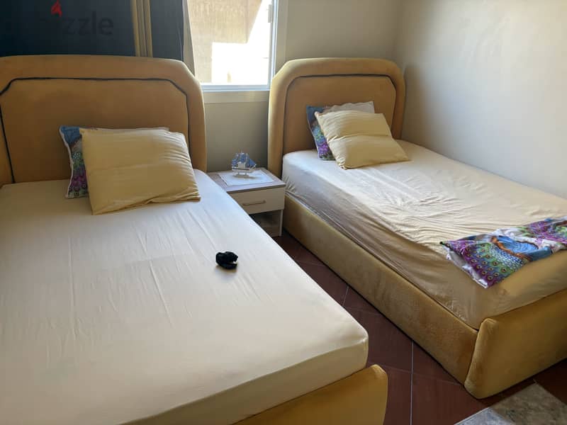 Two single beds قطيفة مستوردة 1