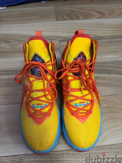 Basketball shoes