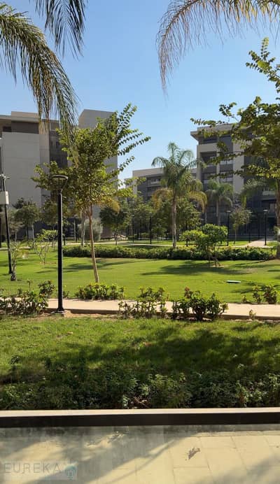 شقه ارضى مميزه جدا ١٠٠ متر فى ال b15 فيو وايد حاردن