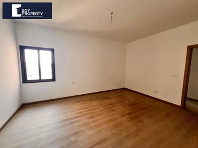 بنتهاوس مميز بموقع استراتيجي في فيفث سكوير، بتشطيب كامل وتكييفات، جاهز للاستلام الفوري.