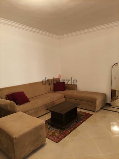 ركنة حرف L سرير في حالة ممتازة فقط تحتاج تنظيف بسيط او غطاء كنبة