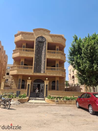 للبيع فيلا بالبنفسج 11  مساحتها 675 متر مبنيه بالكامل + الرؤوف على شقتين  الرؤوف متصالح عليه بها اسانسير  نص تشطيب كامله العدادات الكهرباء  فيو جنينه
