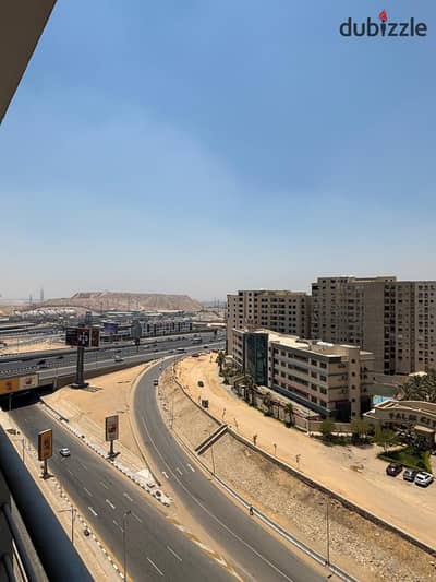 Furnished apartment in Wadi Katameya compound, three rooms, two bathrooms, and a kitchen on the circular highway directly in Maadi. The compound is in a distinguished location, featuring swimming pools, large green spaces, a dedicated children's play area, and also a Starbucks offering all services. Additionally, the compound is surrounded by 