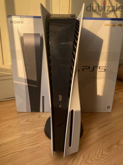 Ps5 mint condition with box and 2 controllers