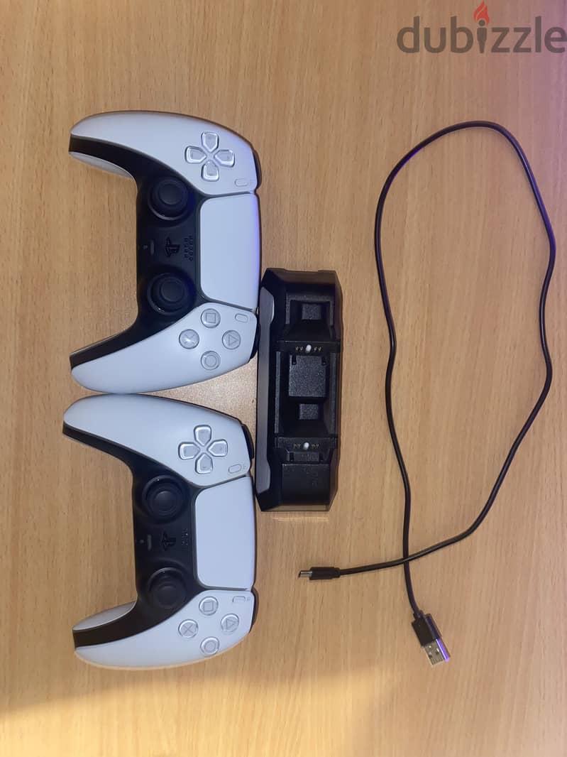 Ps5 mint condition with box and 2 controllers 1
