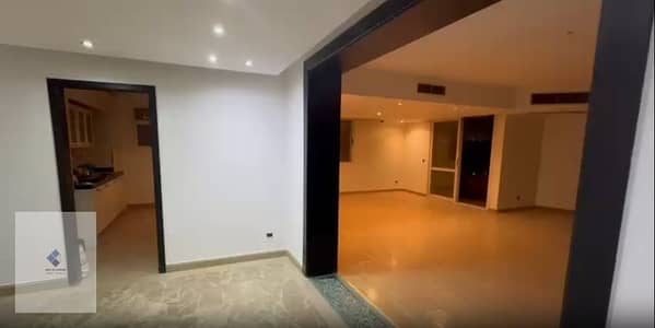 Luxury apartment for sale in Al Rehab City next to Gateway Mall with an area of 305 square meters on the fourth floor, comprising 3 rooms and 3 bathrooms with complete finishing, providing ample space for family living