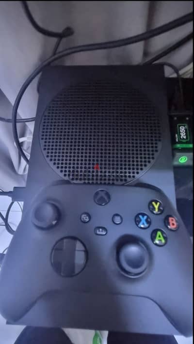 Xbox series S 1 TB + Game pass +2 Controllers + العاب