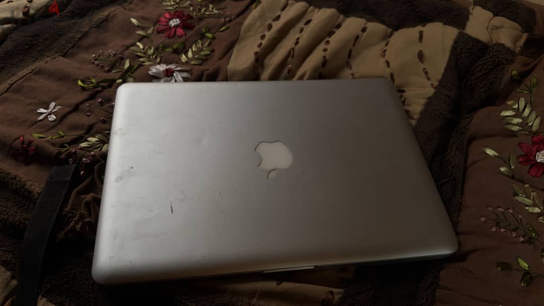 Macbook . Core i7  model:2012 1