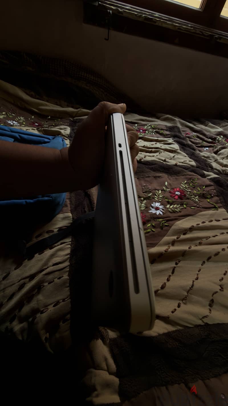 Macbook . Core i7  model:2012 3