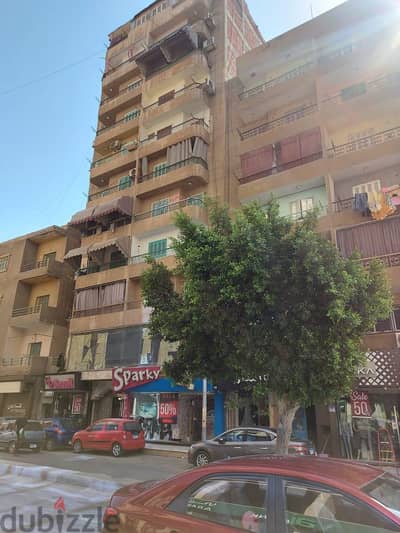 شقة للبيع بالسويس 126م بشارع الشهداء الرئيسي أمام QNB 3 غرف من المالك