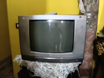 للبيع: تلفزيون توشيبا القديم (CRT) بحالة ممتازة مع الريموت