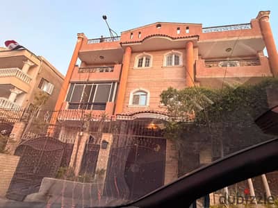 شقة للبيع بمدينة العبور في الحي السابع بجوار كارفور العبور وشارع الأشجار بجوار مول بلازا متشطبة سوبر لوكس بالمطبخ