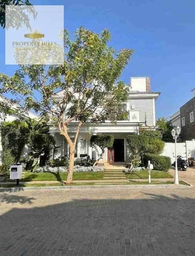 Villa for sale in mountain view ready to deliver and for viewing   • Unit Type: twinhouse • Built-up Area: 250m² • Location: Mountain View – New Cairo • Status: Ready for viewing  Project Features:  Prime location in the heart of New Cairo  Modern designs