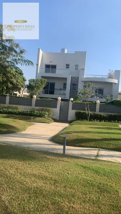 Due to necessity, I am selling the villa. Immediate occupancy. Prime location next to Galleria 40.