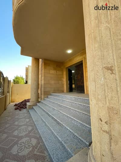 Full floor in a villa for rent, ground floor with private entrance, ultra super lux finishing, special location, 5 rooms