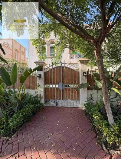 A villa in a compound opposite Madinaty, ready for immediate occupancy, featuring a very spacious garden and a rooftop terrace. 25% down payment in cash, with the remainder payable in installments. A 25% discount is available for cash payments.