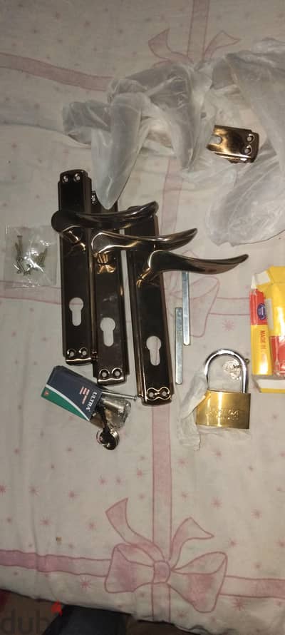 ثلاث اوكر نحاس تركي واثنين قفل نحاس وقلب كالون باب