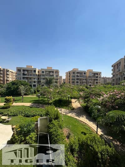للبيع شقه في مدينتي 200متر بالb11 علي وايد جاردن