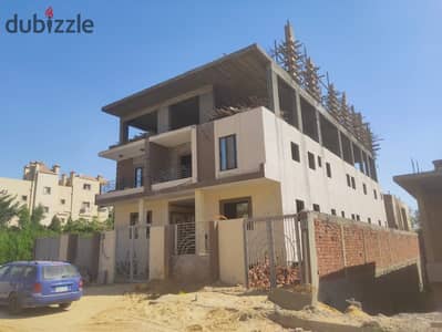 Ground floor apartment with a large area of 195 meters, immediate handover, with a private garden of 70 meters, in the second neighborhood east of Al-Shorouk, next to Dar Misr Green Hills, Al-Shabab Road
