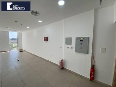 مكتب مميز للإيجار في ميفيدا القاهرة الجديدة 70 متر مربع تشطيب كامل بموقع مميز