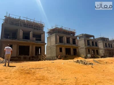 فيلا 190م  بسعر شقه في district 5 بمقدم 5% و الباقي تقسيط علي 8 سنين