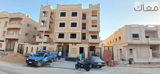 وحدة سكنية مميزة للبيع في القرنفل 2 – الدور الأول**  فرصة لامتلاك شقة بمساحة واسعة وتصميم عملي يناسب العائلات الباحثة عن الراحة والخصوصية في القاهرة