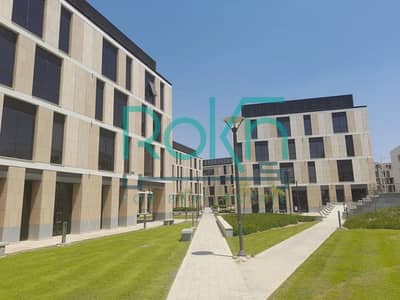 عيادة 117 م متشطبة  للايجار ف  west town sodic