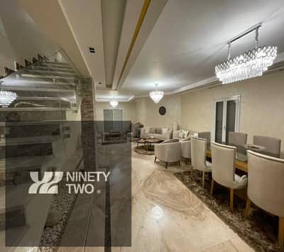 I-Villa Roof للإيجار في ماونتن فيو هايد بارك | 335م + روف 100م، 3 غرف نوم منهم 2 ماستر، 5 حمامات، ريسيبشن 4 قطع، ليفينج روم وتكييفات،