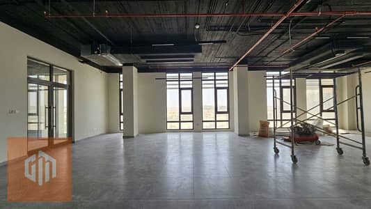 مكتب إداري جاهز للاستلام متشطب بالكامل 136 متر للإيجار في ديستريكت 5 القاهرة الجديدة