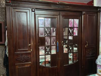 خشب زان عرض الدولاب 2.80* طول2.40 عرض السرير 1.80*طول2 م عدد 2 كمودينو