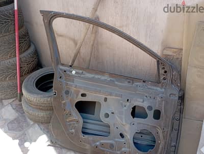 باب قدام شمال رينو ميجان للبيع  في خبطه صغيره من عند فتحه الباب
