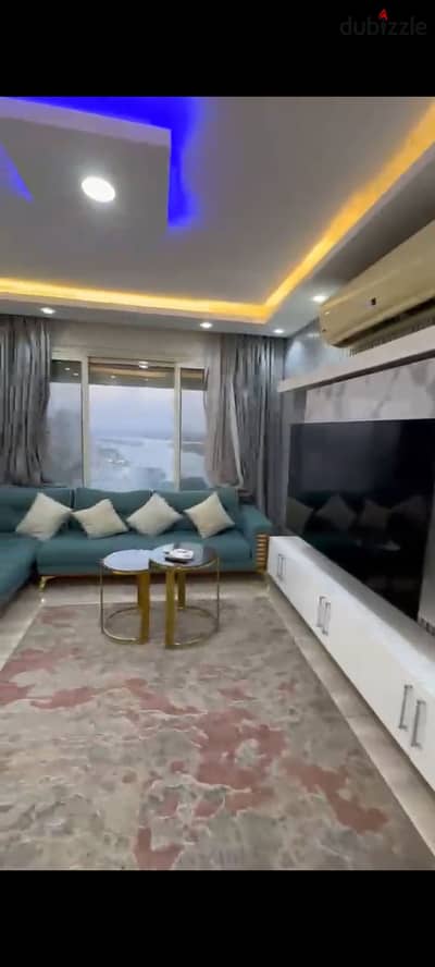  شقة مفروشة للإيجار على كورنيش المعادي – فيو مباشر على النيل مساحة 135 متر