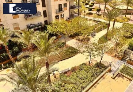 بنتهاوس مميز للبيع في كمبوند إيستاون، بموقع متميز وإطلالة على المساحات الخضراء، فرصة مميزة للسكن الراقي والاستمتاع بمساحة روف خاصة.