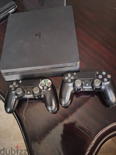 PlayStation 4 slim مع دراعين وتلات العاب