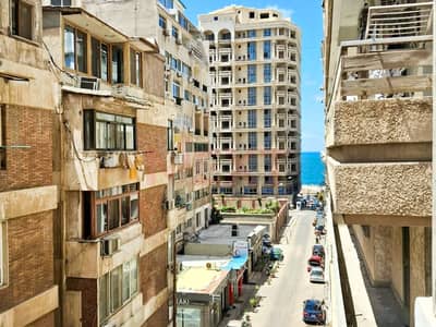 شقة للايجار المفروش 190م - رشدى ( خطوات من البحر ) بسعر 18,000 ج شهرياً