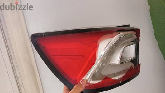 فانوس خلفي شمال (خارجي على الرفرف) MG 5 أصلي (فيه شرخ في الباغة)