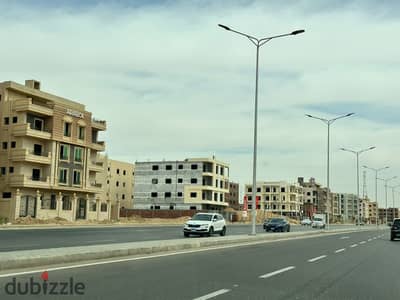 للبيع قطعه ارض مستلمه مميزه بشمال الرحاب قطاع F مساحه 443 م واجهه مباشره على الخدمات امام الرحاب من المالك مباشرا
